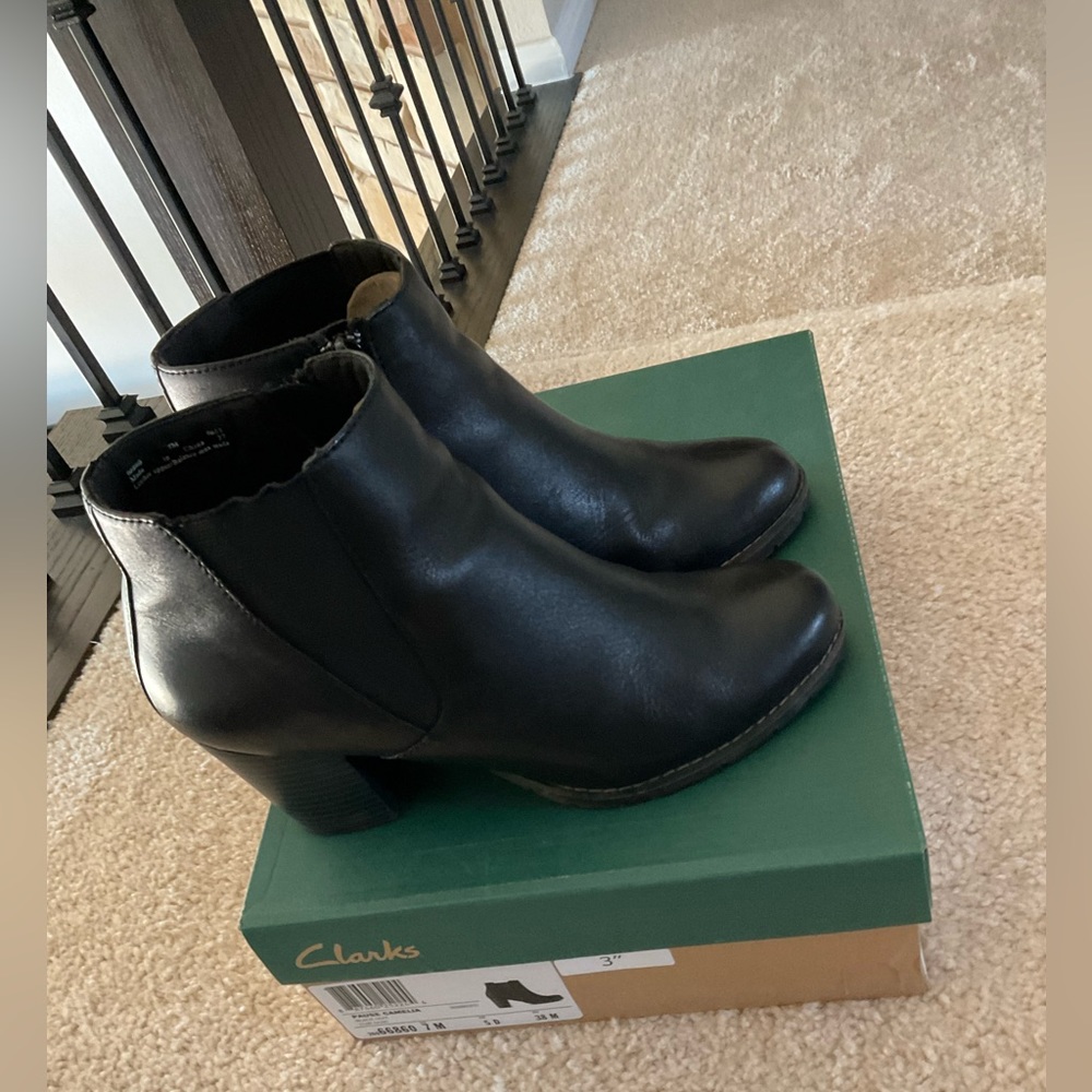 Clarks Pause Camelia leather ankle boots  7M